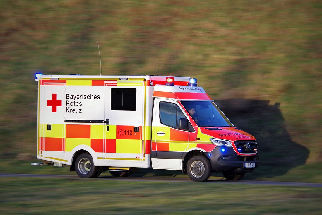 Polizeiauto mit roten und blauen warnlichtern. lichtpaneel und sirene auf  dem dach, krankenwagen der stadtpolizei.